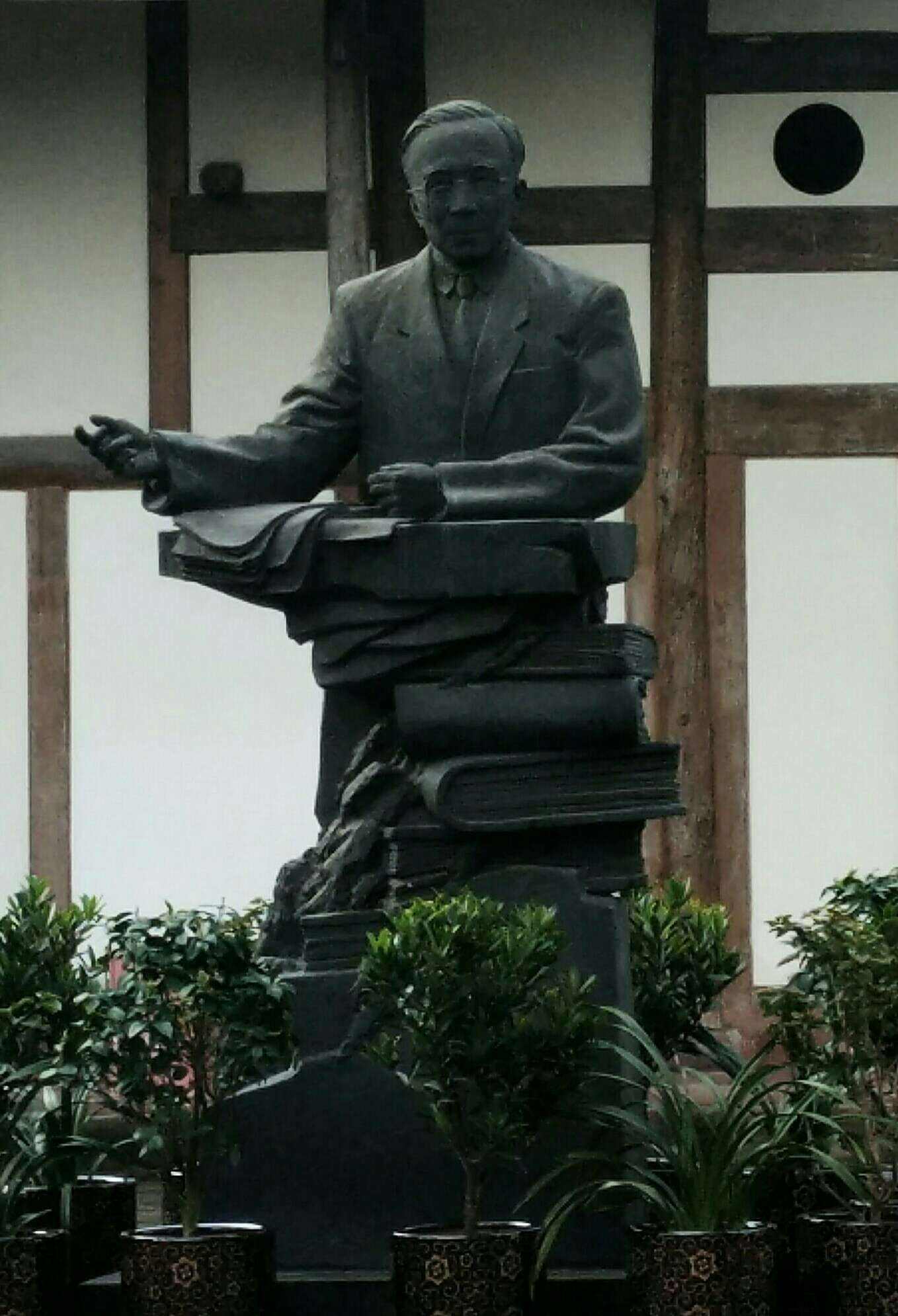 Guo Moruo‘s statue 郭沫若塑像