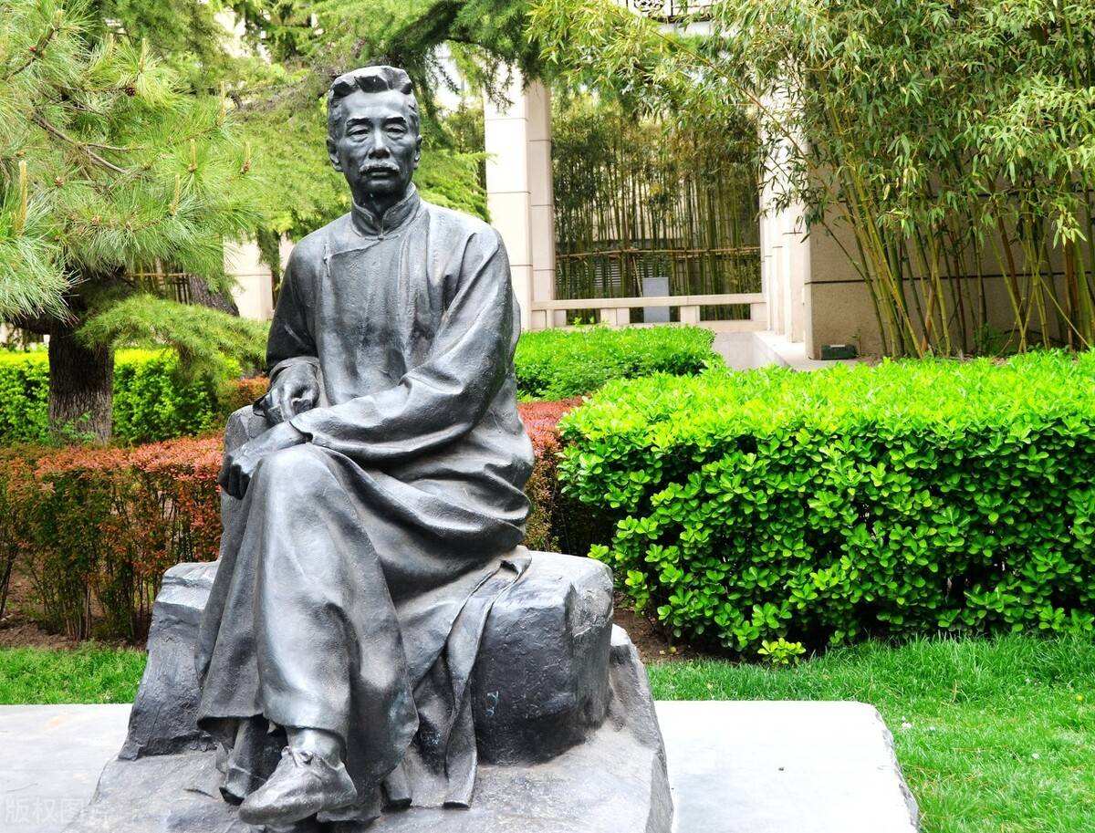 The statue of Lu Xun 鲁迅塑像