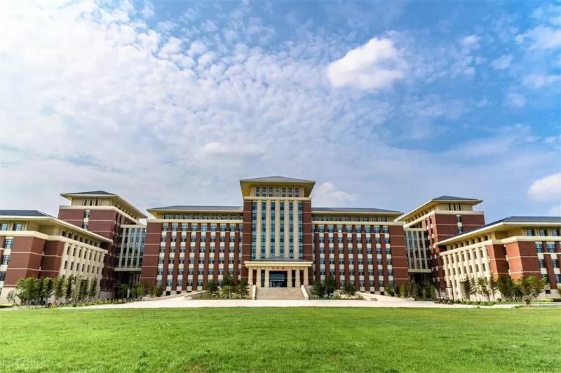 2023 Chifeng University International Student Enrollment brochure 2023年赤峰学院来华留学生招生简章