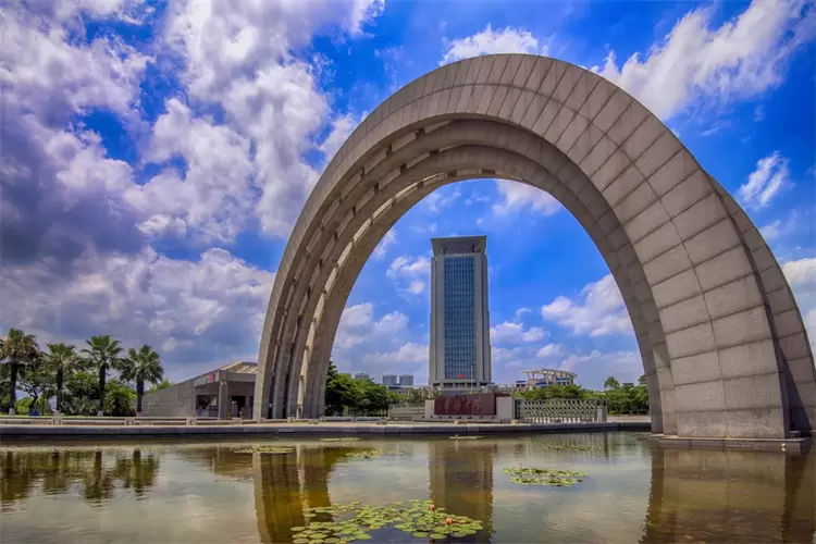 2024 Huaqiao University Foreign Student Enrollment Brochure 2024年华侨大学外国留学生招生简章