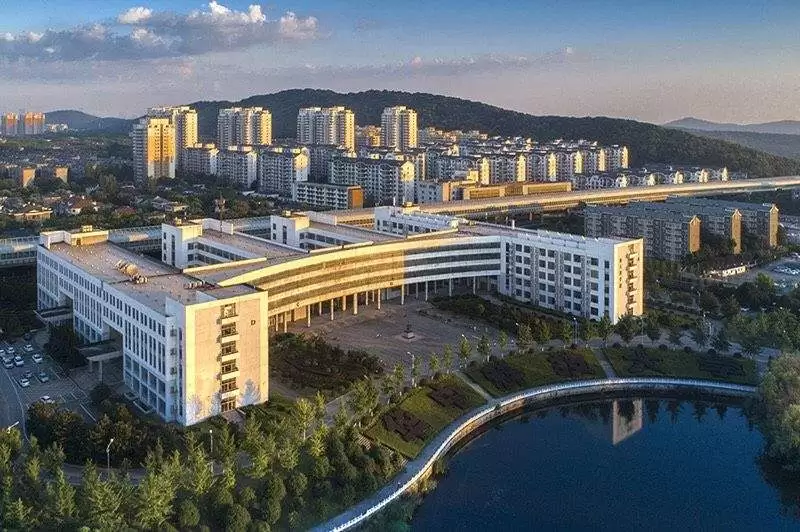 2024 Huazhong University of Science and Technology International Chinese Teacher Scholarship Admission Brochure 2024年华中科技大学国际中文教师奖学金招生简章