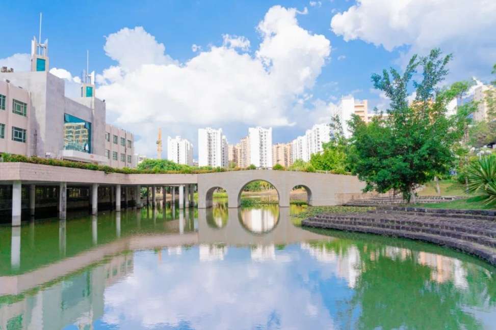2024 International Undergraduate Admissions Brochure for Medical Majors at Hainan Medical University 海南医学院医学专业国际本科生招生简章 2024