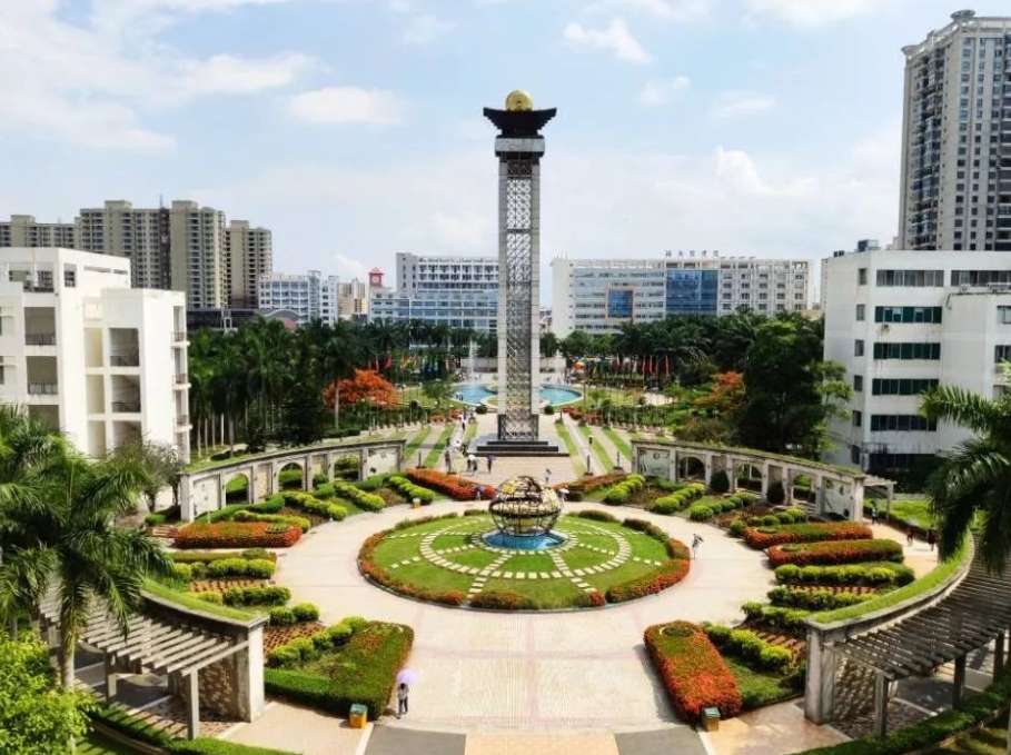 2024 International Undergraduate Admissions Brochure for Medical Majors at Hainan Medical University 海南医学院医学专业国际本科生招生简章 2024
