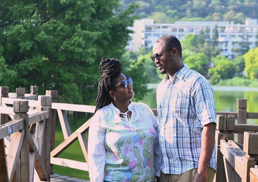 African doctoral student couple pursuing Juncao technology studies in Fujian