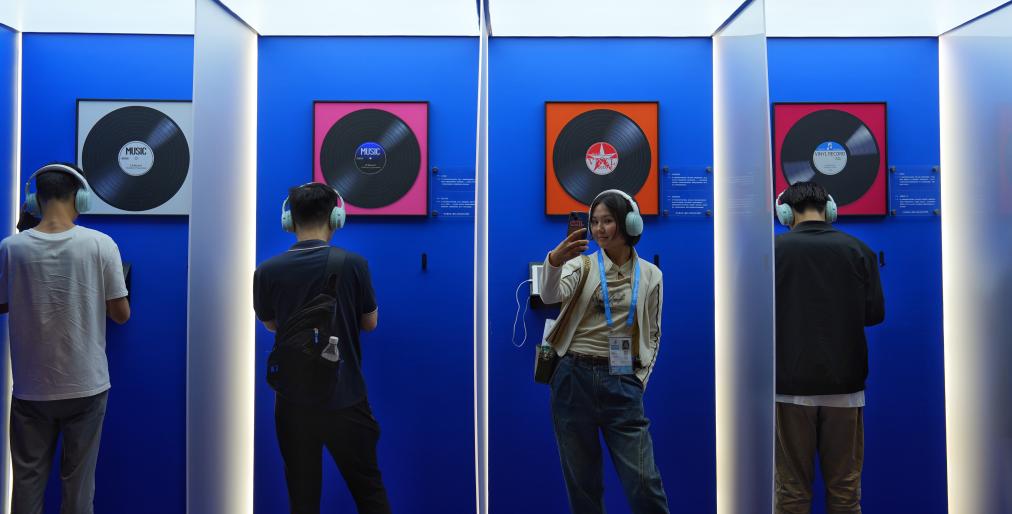 Smiley's Vlog | A journey through China's innovative digital city Hangzhou