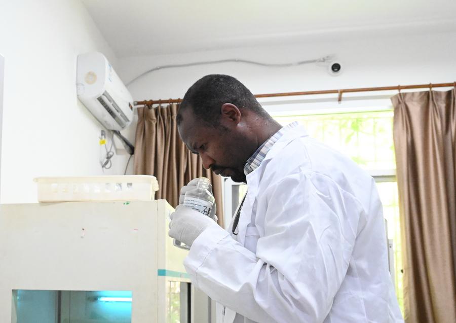 African doctoral student couple pursuing Juncao technology studies in Fujian