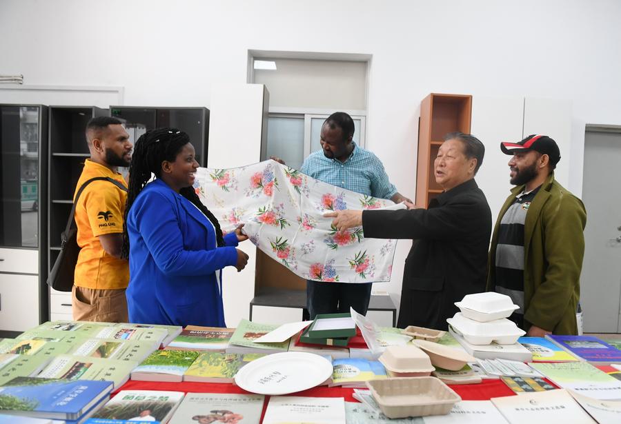 African doctoral student couple pursuing Juncao technology studies in Fujian