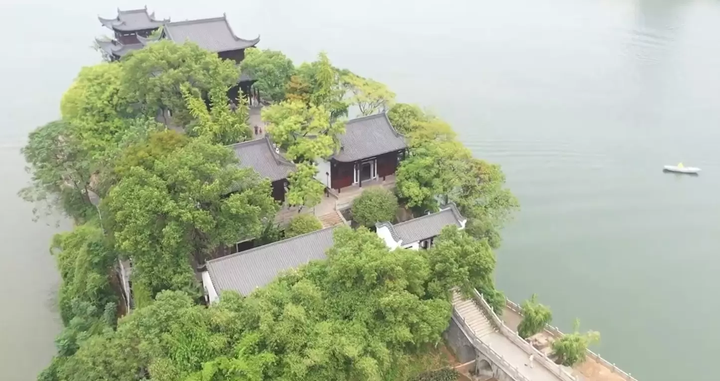 Explore thousand-year-old Chinese academy with Pakistani friends