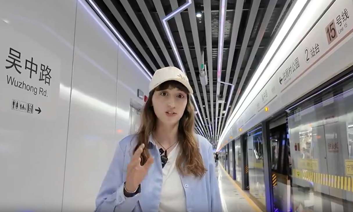 French tour guide details beauty of Shanghai metro