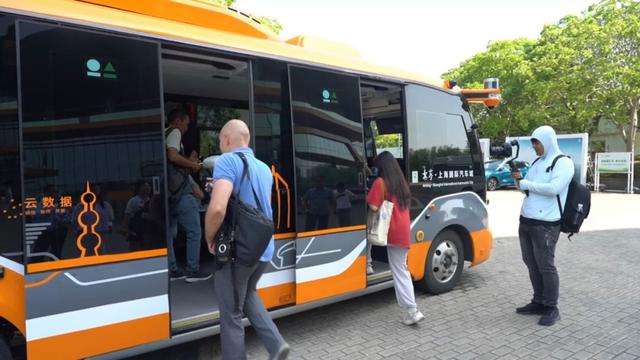 China-made driverless minibus attracts attention at big data expo